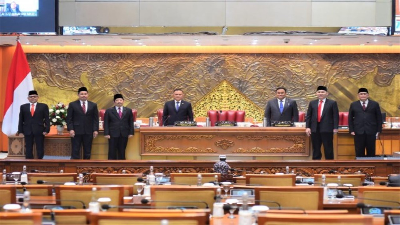 Wakil Ketua DPR RI Koordinator Bidang Politik dan Keamanan (Korpolkam) Lodewijk F. Paulus foto bersama dengan calon anggota Dewas BPKH dari unsur masyarakat periode 2022-2027 Rapat Paripurna, di Gedung DPR RI, Senayan, Jakarta, Selasa (20/9/2022). (Jaka/Man)