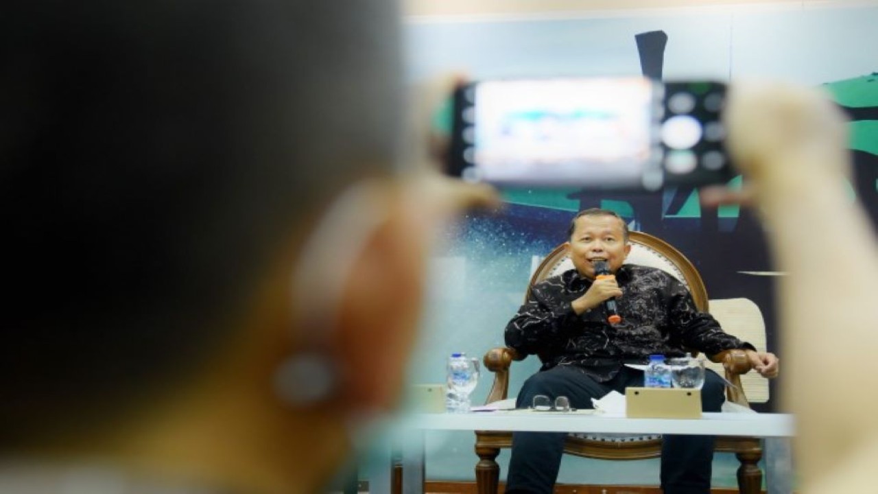 Anggota Komisi III DPR RI Arsul Sani sebagai narasumber dalam diskusi Forum Legislasi dengan tema 'Menakar Urgensi RUU Perampasan Aset' yang digelar di Media Center, Gedung Nusantara III DPR RI, Senayan, Jakarta, Selasa (20/9/2022). (Runi/Man)