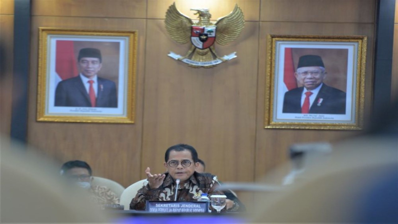 Sekretaris Jenderal (Sekjen) DPR RI Indra Iskandar saat memimpin rapat koordinasi panitia penyelenggara dan Liasion Officer (LO) Sidang Parliamentary Speakers' Summit (P20). di Ruang Rapat Pansus C, Gedung Nusantara II, Senayan, Rabu (21/9/2022). (Andri)
