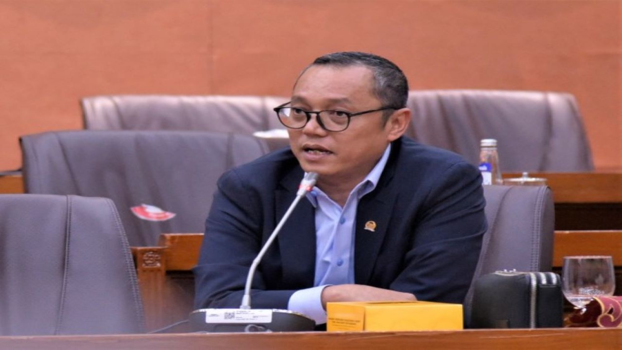 Anggota Komisi VI DPR RI Deddy Yevri Hanteru Sitorus dalam Rapat Kerja dengan Menteri BUMN RI, di Gedung Nusantara I, Senayan, Jakarta, Rabu (21/9/2022). (Munchen/Man)