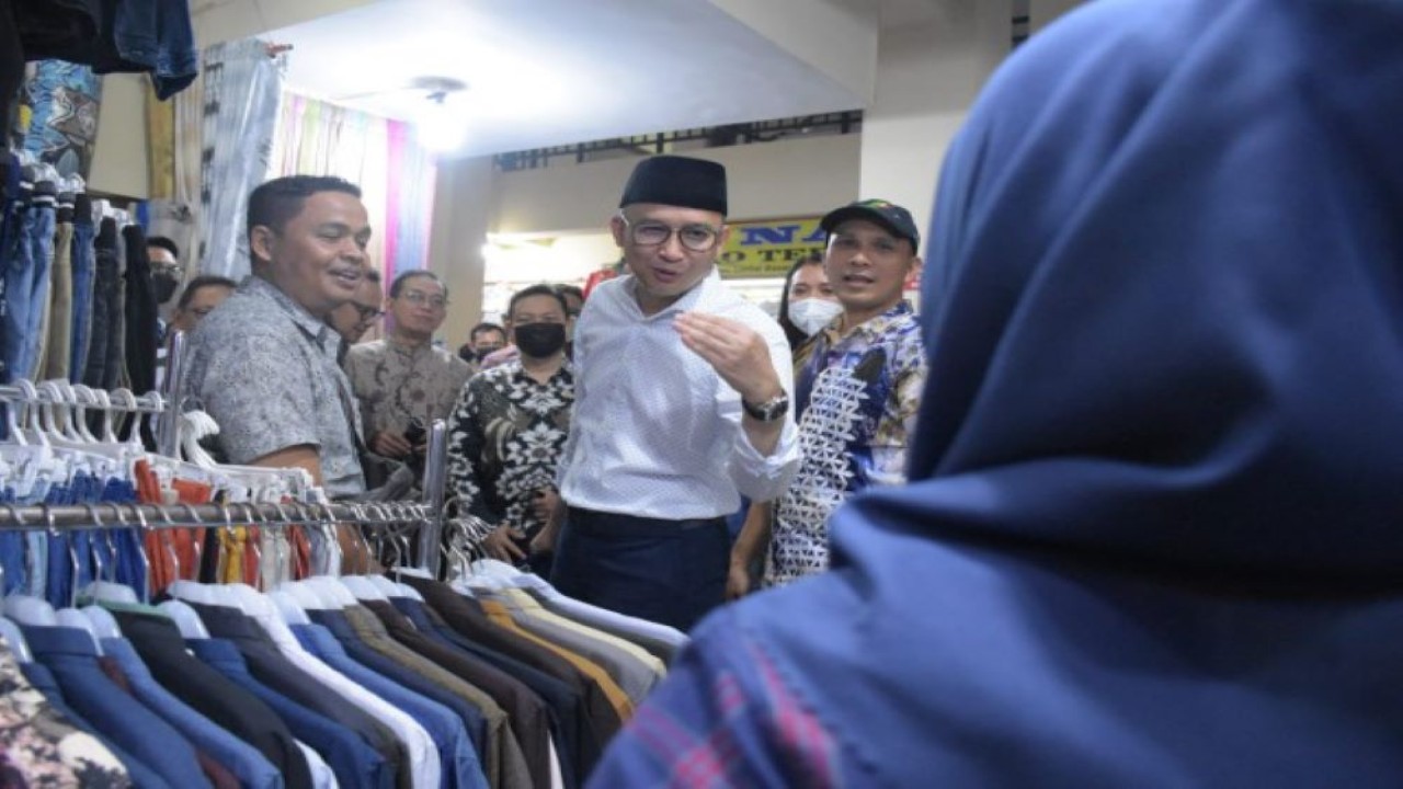 Anggota Komisi XI DPR RI Ecky Awal Mucharam saat kunjungan di Pasar Kebon Kembang Blok F di Kota Bogor, Jumat (23/9/2022). (Agung/nvl)