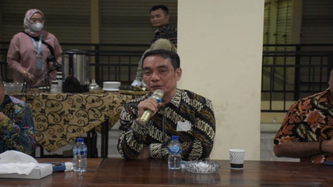 Anggota Komisi XI DPR RI Fauzi H. Amro saat Kunjungan Kerja Spesifik Komisi XI meninjau pembiayaan UMKM mitra Bank Indonesia (BI) dan Otoritas Jasa Keuangan (OJK) di Pasar Kebon Kembang, Bogor, Jumat (23/9/2022). (Agung/Man)