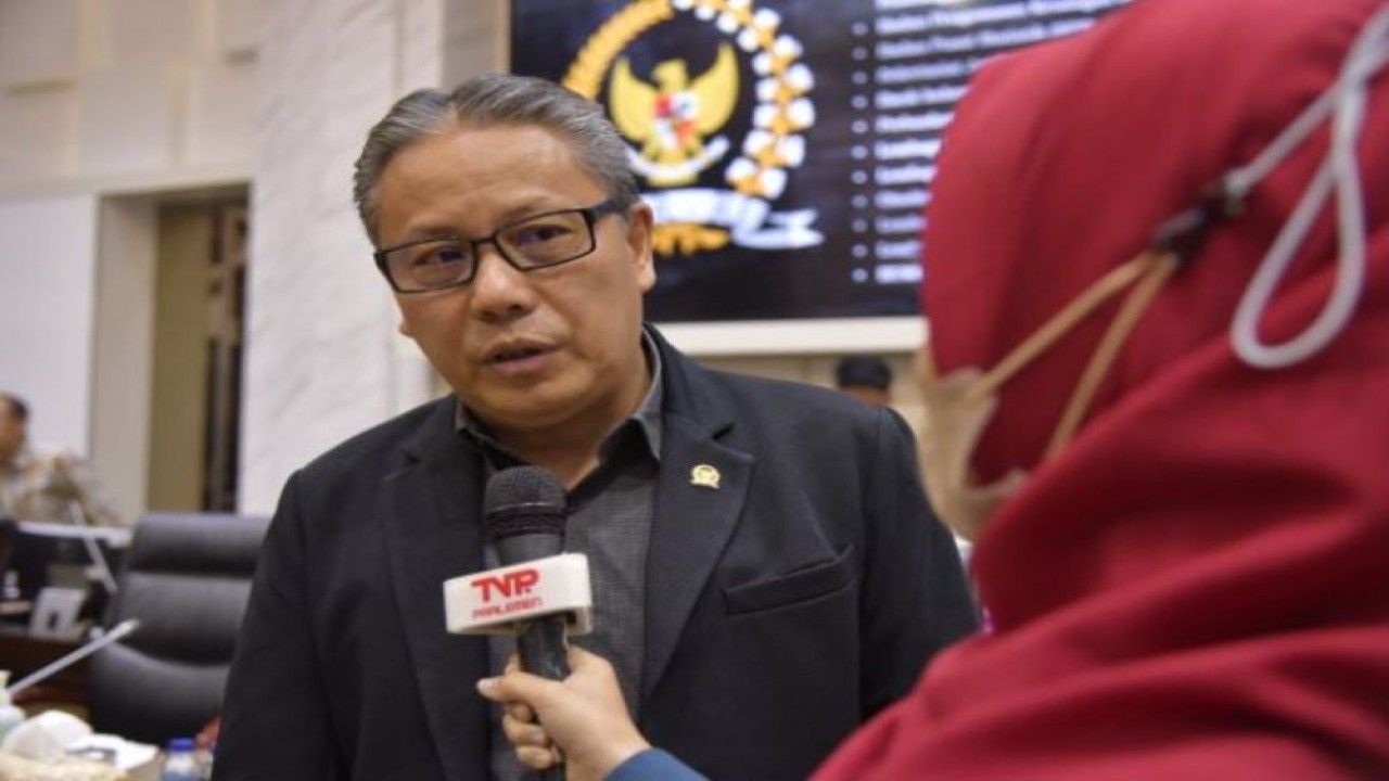 Wakil Ketua Komisi XI DPR RI Dolfie saat diwawancarai usai Rapat Kerja di Gedung DPR RI, Senayan, Jakarta, Kamis (22/9/2022). (Munchen/nvl)