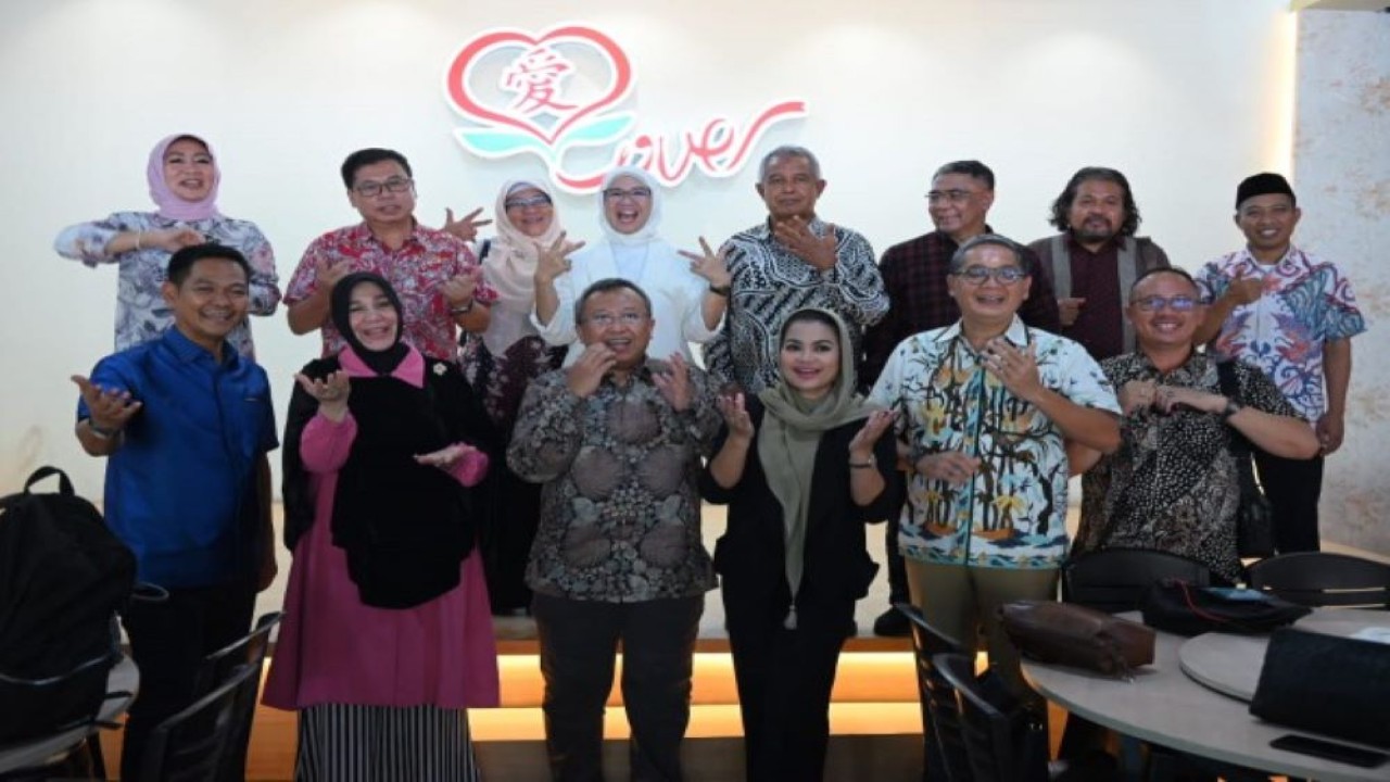 Anggota Komisi X DPR RI Nuroji saat foto bersama saat melakukan kunjungan kerja spesifik ke Kota Batam, Provinsi Kepulauan Riau. (Ist/nvl)