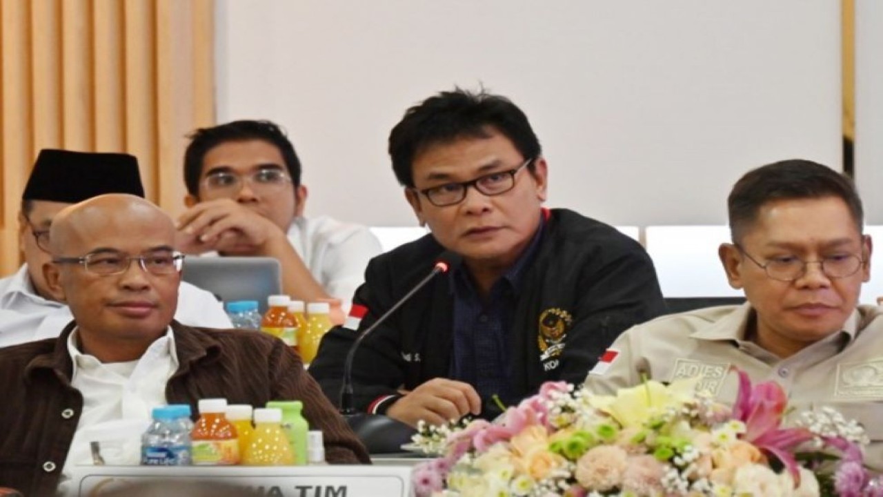Anggota Komisi III DPR RI Johan Budi Pribowo (tengah) saat pertemuan Tim Kunjungan Kerja Spesifik Komisi III DPR RI dengan Kapolda Jawa Timur, di Mapolda Jatim, Jumat (23/9/2022). (Ucha/nvl)