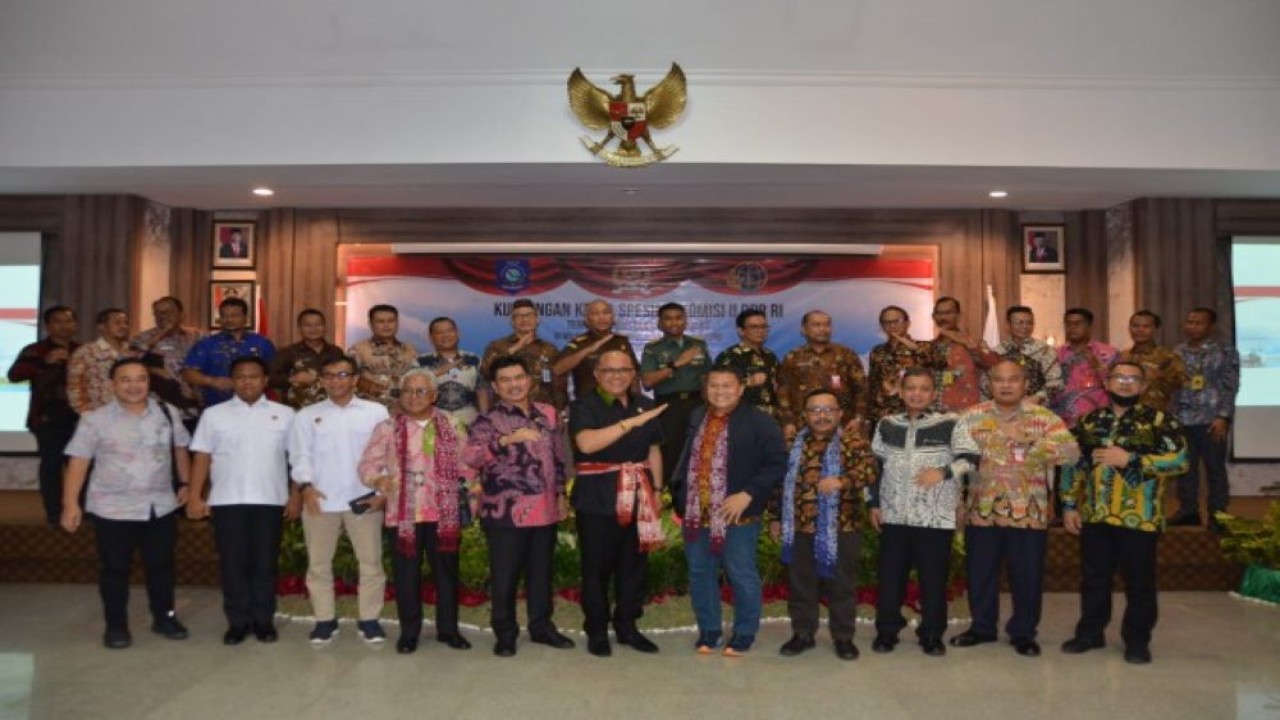 Wakil Ketua Komisi II DPR RI Junimart Girsang saat foto bersama usai Kunjungan Kerja Spesifik Komisi II DPR RI terkait pengelolaan Tata Ruang di Babel, Kamis (22/9/2022). (Jiwa/nvl)