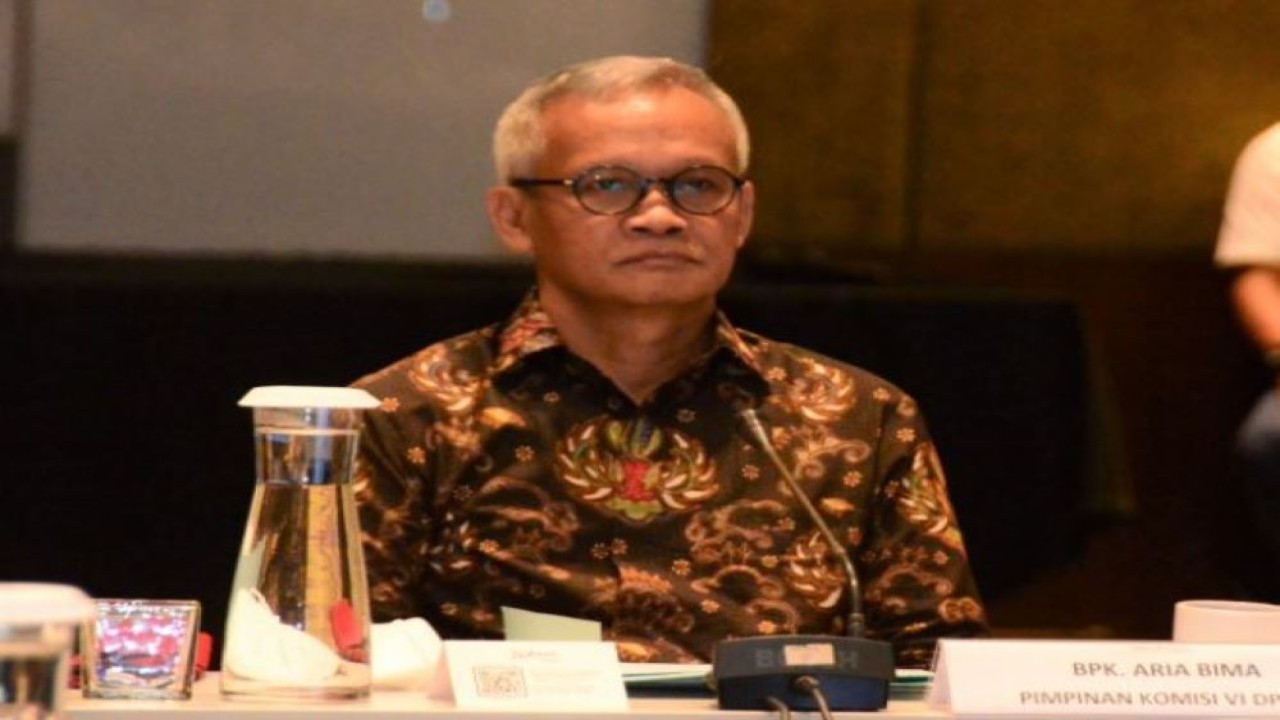 Wakil Ketua Komisi VI DPR RI Aria Bima saat memimpin pertemun Tim Kunjungan Kerja Spesifik Komisi VI DPR RI dengan Direksi PT Pertamina Patra Niaga, di Bandar Lampung, Senin (26/9/2022). (Nadhen/Man)