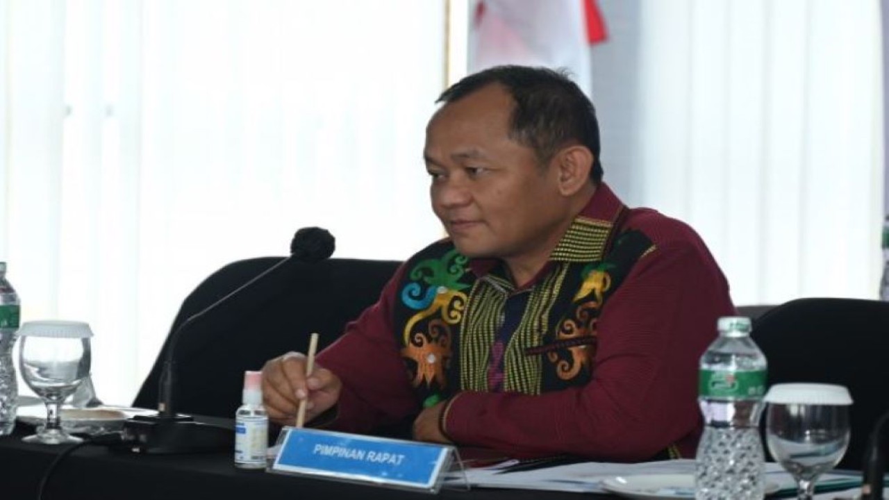 Wakil Ketua Komisi VI DPR RI Sarmuji saat memimpin pertemuan Tim Kunspek Komisi VI DPR RI dengan Eselon I Kementerian BUMN, Dirut Pertamina Hulu Energi dan Dirut Pertamina Hulu Rokan di Pekanbaru, Riau, Senin (26/9/2022). (Erman/nvl)