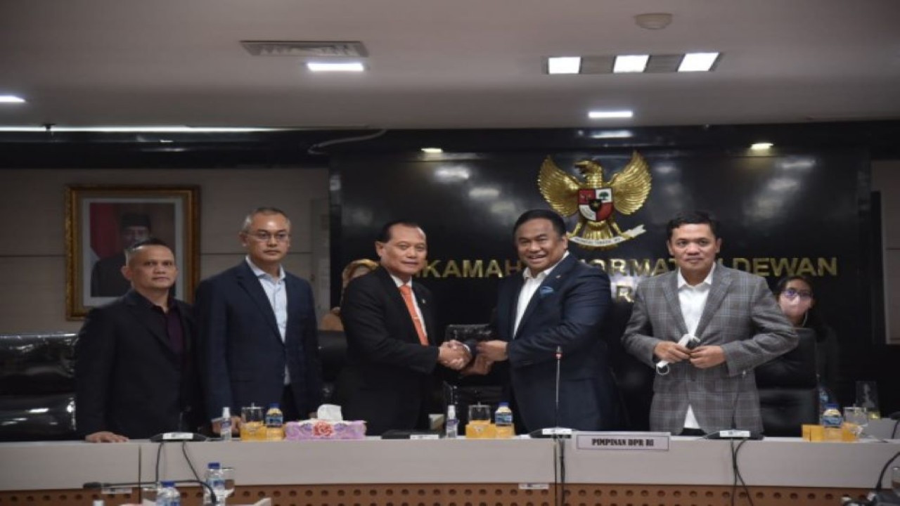 Wakil Ketua DPR RI Koordinator Bidang Industri dan Pembangunan (Korinbang) Rachmad Gobel melantik Anggota DPR RI F-PKS DPR RI Adang Daradjatun sebagai Ketua Mahkamah Kehormatan Dewan (MKD) DPR RI di Gedung Nusantara I, Senayan, Jakarta, Selasa (27/9/2022). (Azka/Man)