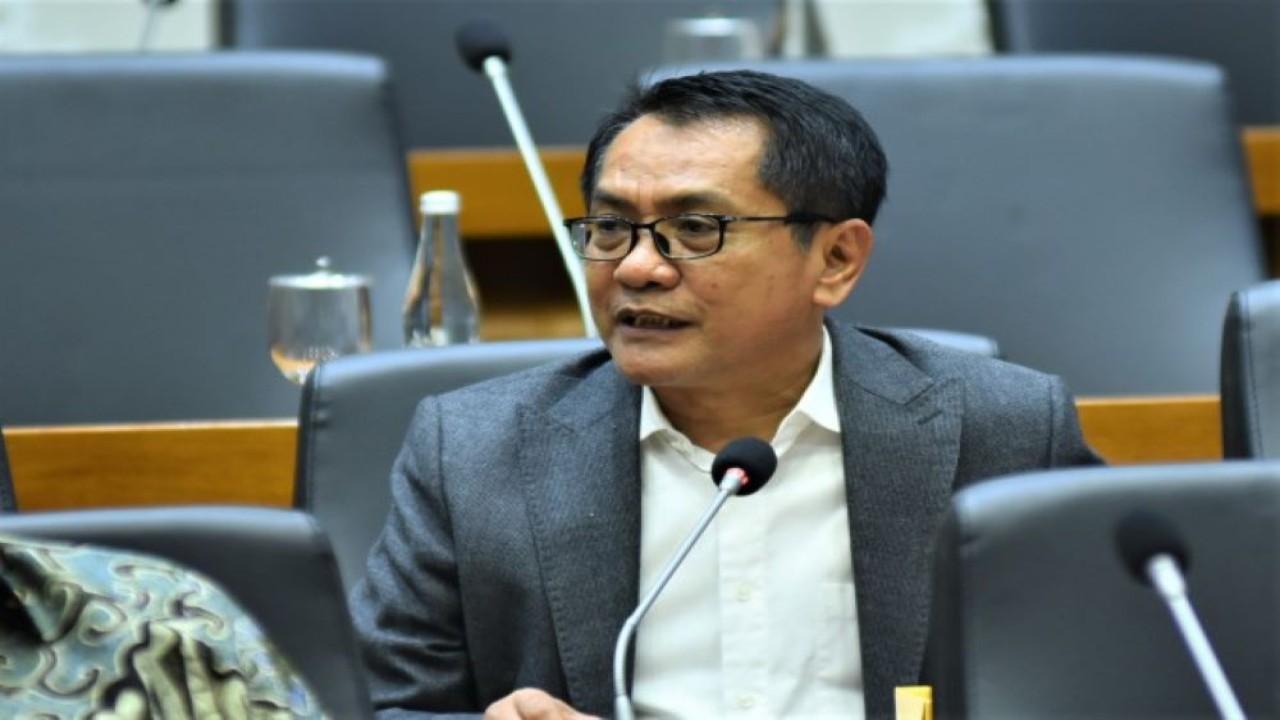 Anggota Badan Legislasi (Baleg) DPR RI John Kenedy Azis dalam RDPU dengan Produsen Minuman Beralkohol Tradisional dan Tokoh adat daerah dari NTT, Bali dan Banyumas, dalam rangka penyusunan RUU tentang Larangan Minuman Beralkohol, di Gedung Nusantara I, Senayan, Jakarta, Selasa (27/9/2022). (Eno/Man)