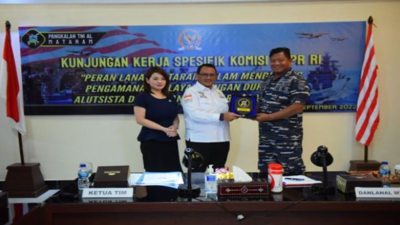 Anggota Komisi I DPR Anton Sukartono Suratto bertukar cinderamata memimpin Tim Kunspek Komisi I DPR mengunjungi Markas Komando Lanal Mataram di NTB, Selasa (27/9/2022). (Jaka/Man)