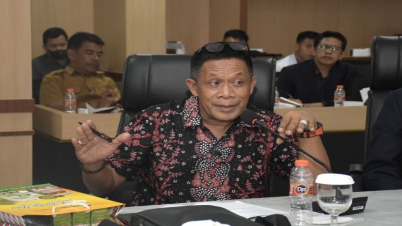 Anggota Komisi II DPR RI Hugua saat mengikuti pertemuan Kunjungan Kerja Spesifik Komisi II DPR RI ke Sumatera Utara, Selasa (27/9/2022). (Ubed/nvl)