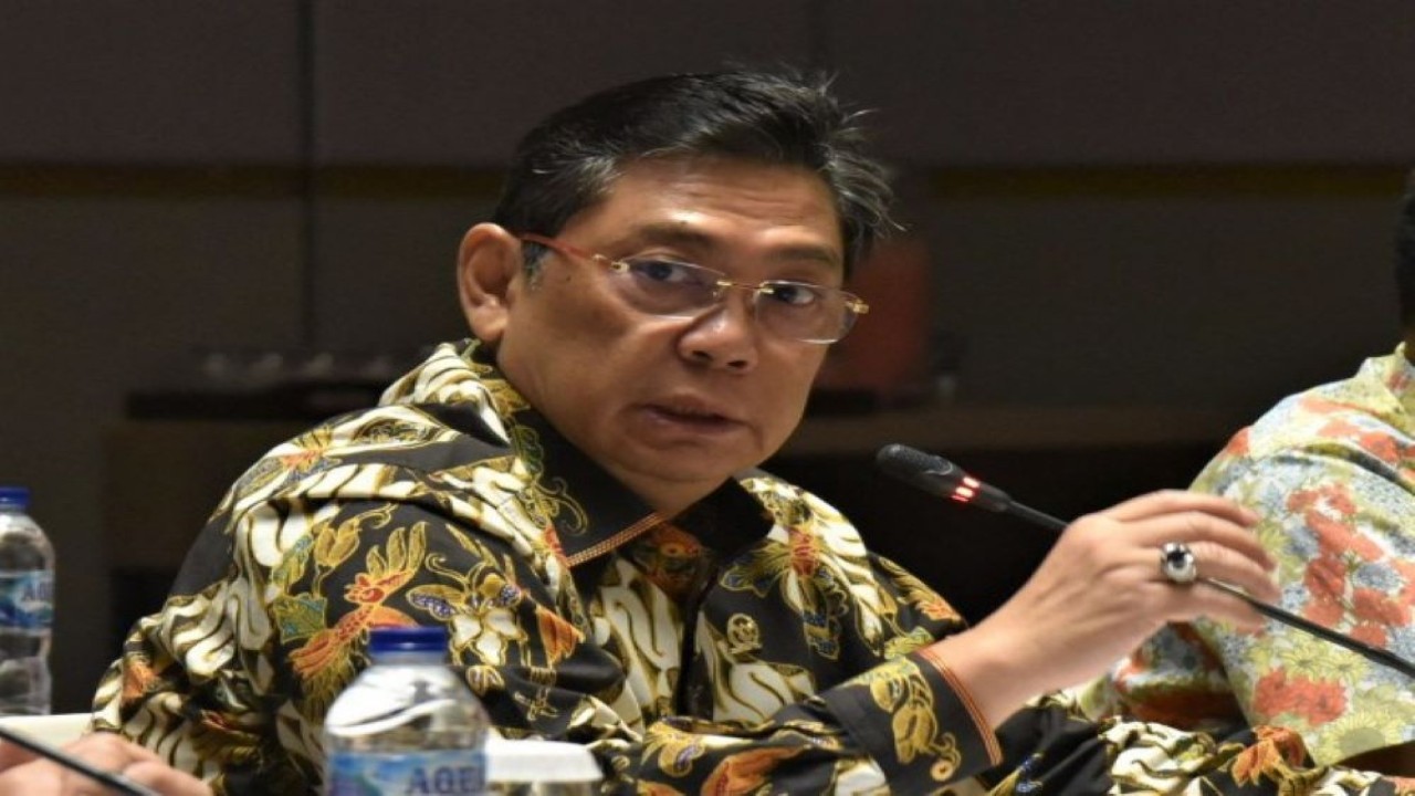 Wakil Ketua Komisi I DPR RI Utut Adianto saat memimpin Rapat Tim Kunjungan Kerja Spesifik Komisi I DPR RI dengan Direktur Layanan TI Masyarakat dan Pemerintah BAKTI Kominfo, Kepala Dinas Kominfo Sumatera Barat, di Padang, Sumbar, Selasa (27/9/2022). (Ria/Man)