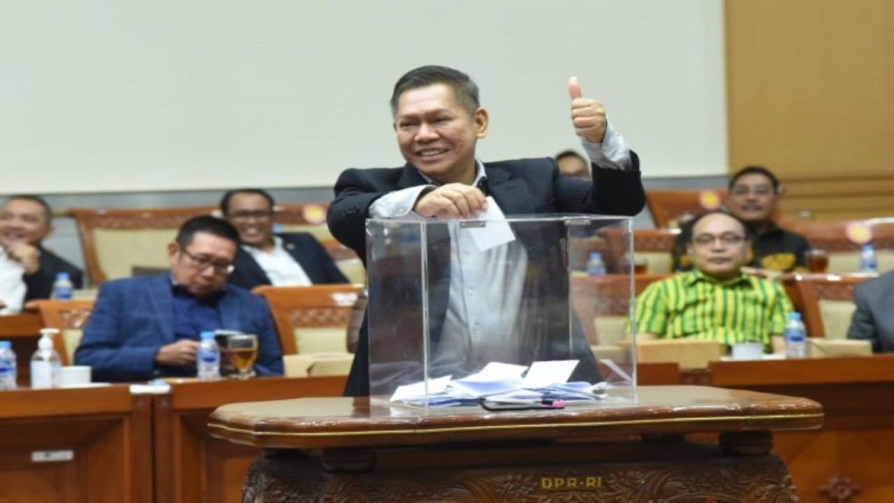 Wakil Ketua Komisi III DPR RI Adies Kadir saat melakukan voting calon anggota pengganti Pimpinan Komisi Pemberantasan Korupsi (KPK) masa jabatan periode 2019-2023 melalui mekanisme pemilihan suara yang digelar Rabu, (28/9/2022). (Oji/Man)