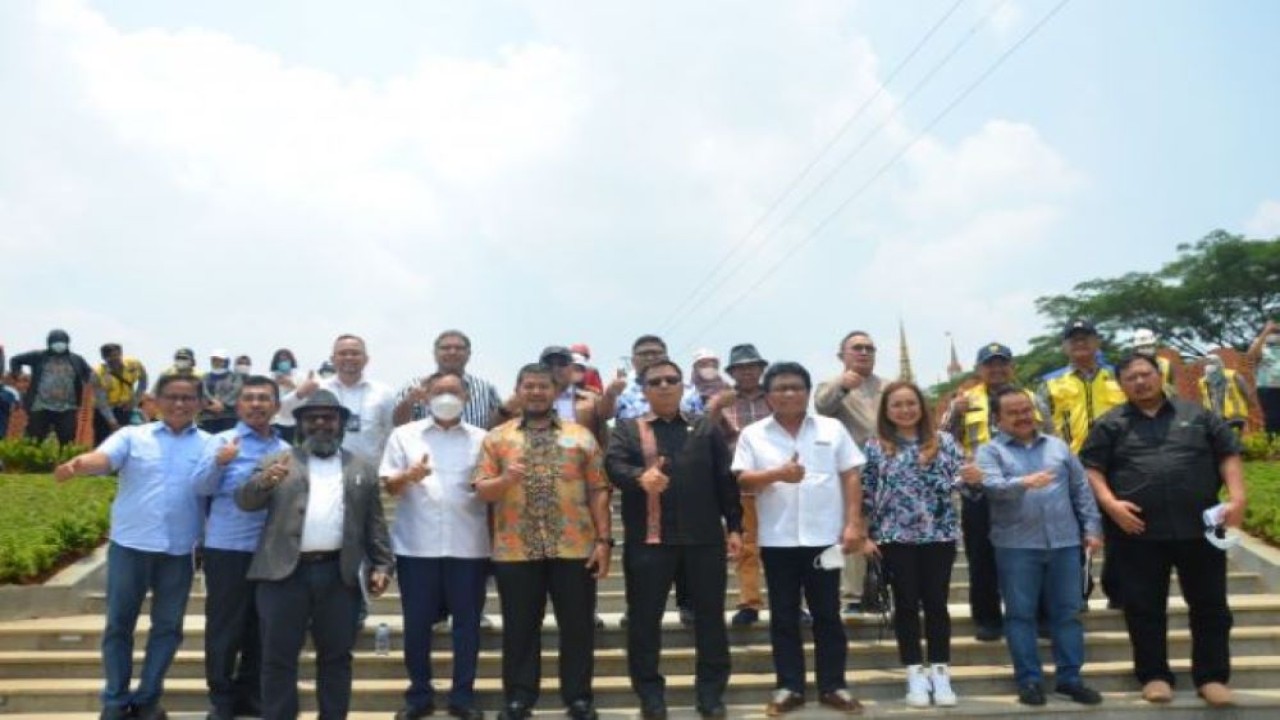 Anggota Komisi V DPR RI Sudewo saat foto bersama usai mengikuti Kunjungan Kerja Spesifik Komisi V DPR RI meninjau progres renovasi TMII, di Jakarta Timur, Rabu (28/9/2022). (Wilga/nvl)