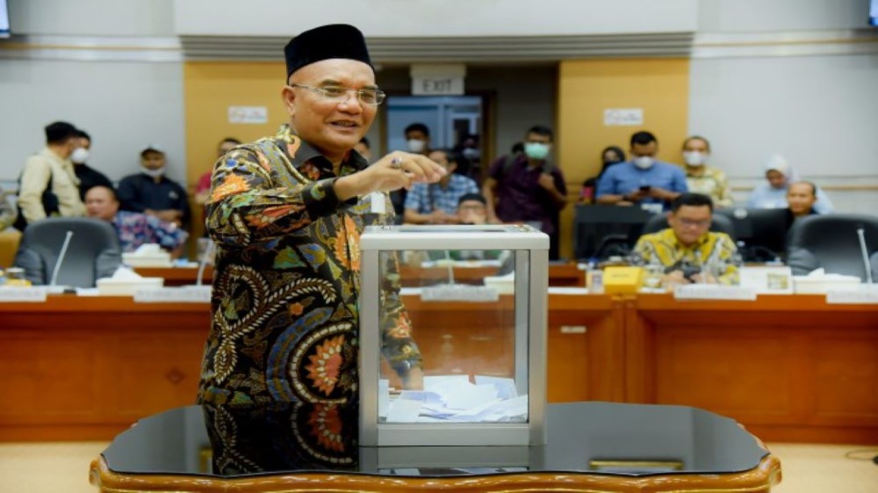 Wakil Ketua Komisi VIII DPR RI Marwan Dasopang melakukan voting fit and proper test calon anggota KPAI periode 2022-2027 di Gedung Nusantara II, Senayan, Jakarta, Kamis (29/9/2022). (Runi/Man)