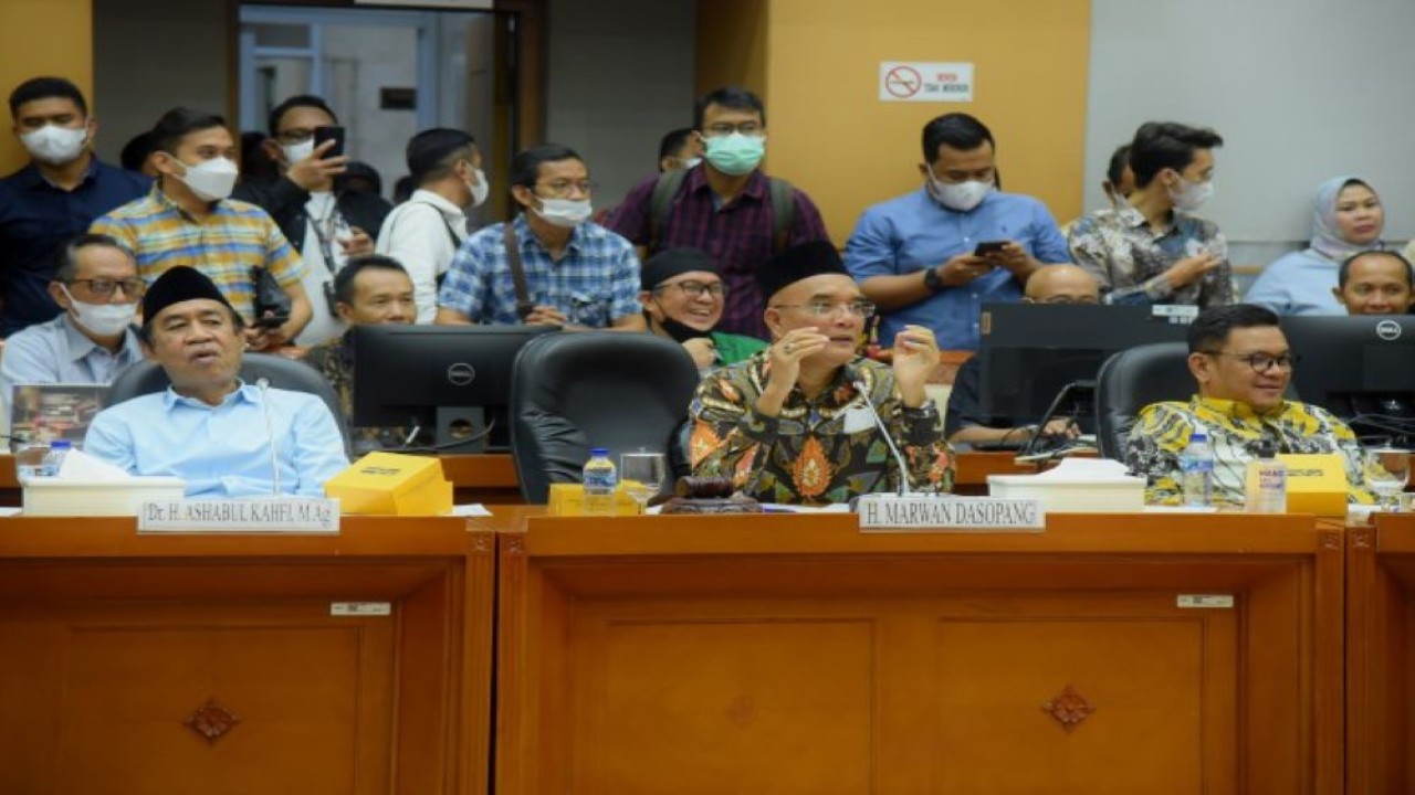 Wakil Ketua Komisi VIII DPR RI Marwan Dasopang (tengah) saat fit and proper test calon anggota KPAI periode 2022-2027 di Gedung Nusantara II, Senayan, Jakarta, Kamis (29/9/2022). (Runi/Man)