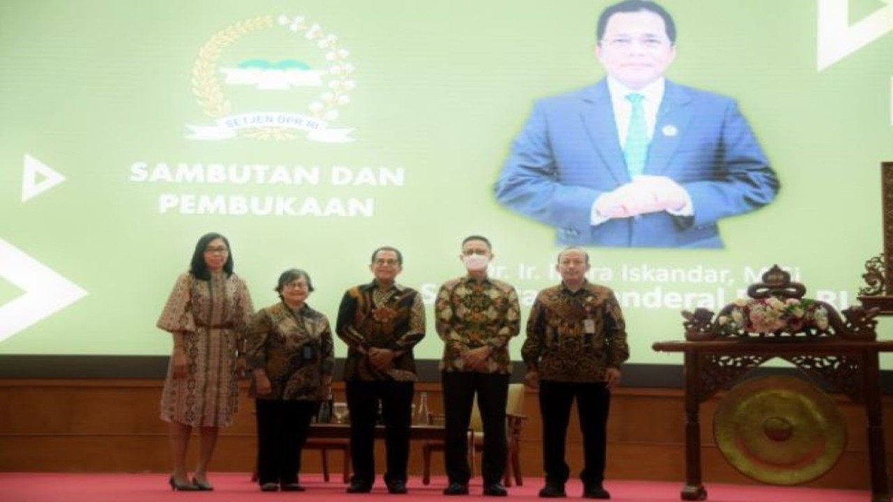 Sekjen DPR RI Indra Iskandar saat foto bersama usai membuka sosialisasi Core Values dan Employee Branding ASN, di Gedung Nusantara IV, Senayan, Jakarta, Jumat (30/9/2022). (Runi/nvl)