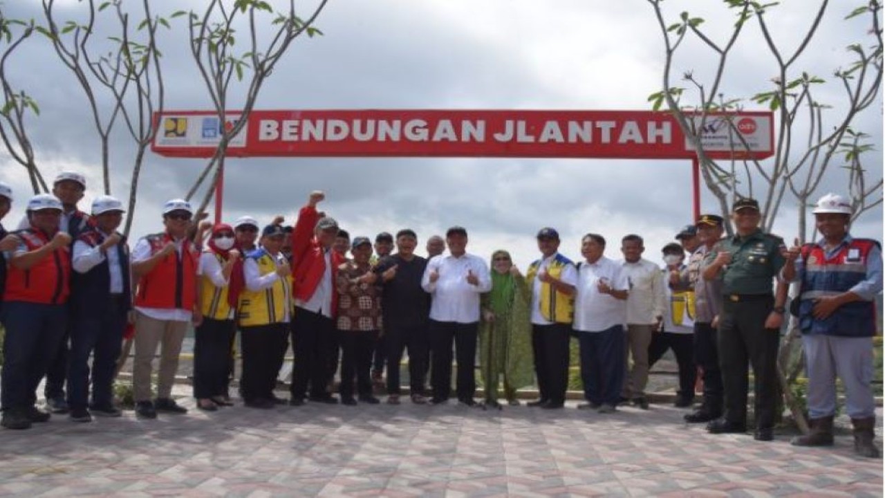 Anggota Komisi V DPR RI Hamid Noor Yasin foto bersama usai memimpin Tim Kunjungan Kerja Spesifik Komisi V DPR RI meninjau lokasi pembangunan Bendungan Jlantah di Kabupaten Karanganyar, Jawa Tengah, Kamis (15/09/2022). (Rizki/Man)