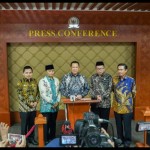 Ketua MPR RI Bambang Soesatyo (tengah) bersama para pimpinan  MPR-1663655903