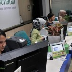 Para petugas BPJS Kesehatan sedang melayani masyarakat-1663771646