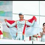 Pembalap muda Indonesia Sean Gelael bentangkan bendera Merah Putih di podium-1663064206