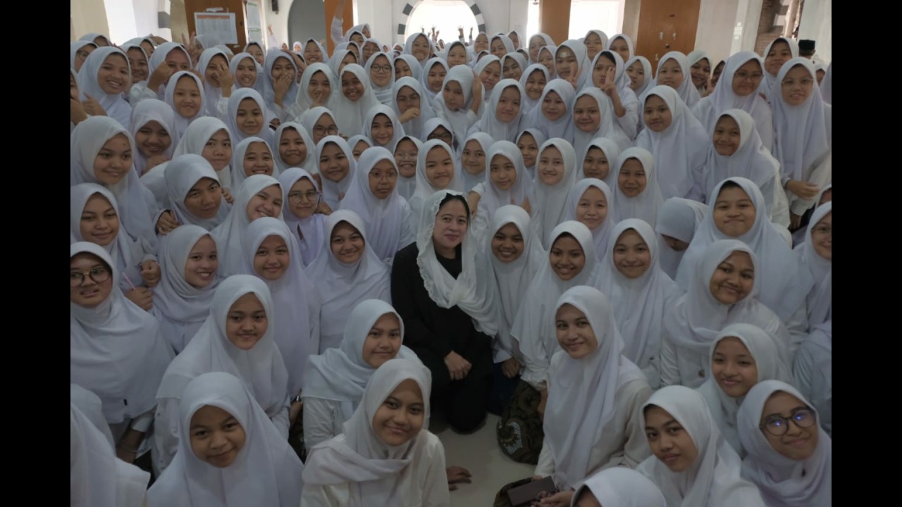 Ketua DPR RI Puan Maharani di antara para santriwati.