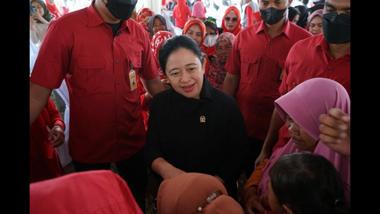 Ketua DPR RI Puan Maharani di antara warga dan petani Sumedang.