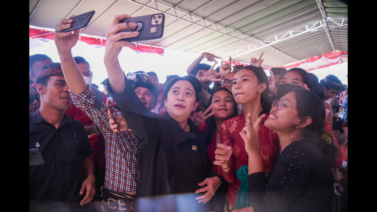 Ketua DPR RI Puan Maharani bersama warga.