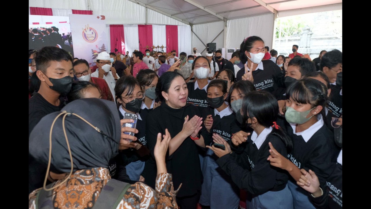 Ketua DPR RI Puan Maharani bersama para siswa.