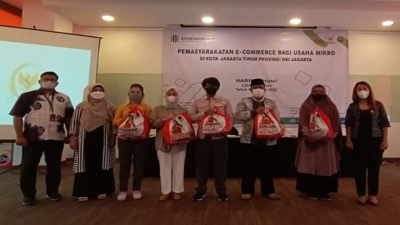 Anggota Komisi VI DPR RI Sondang Tampubolon saat hadir dalam Sosialisai Pemasyarakatan E-Commerce Bagi Usaha Mikro, Kecil dan Menengah di Kota Jakarta Timur (Jaktim), Jumat (2/9/2022). (Adiantoro/NTV)