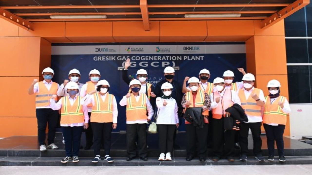 Anggota Komisi VII DPR RI Tifatul Sembiring foto bersama usai memimpin Kunjungan Kerja Spesifik Komisi VII DPR RI ke GGCP, di Gresik, Jatim, Kamis (15/9/2022). (Aisyah/Man)