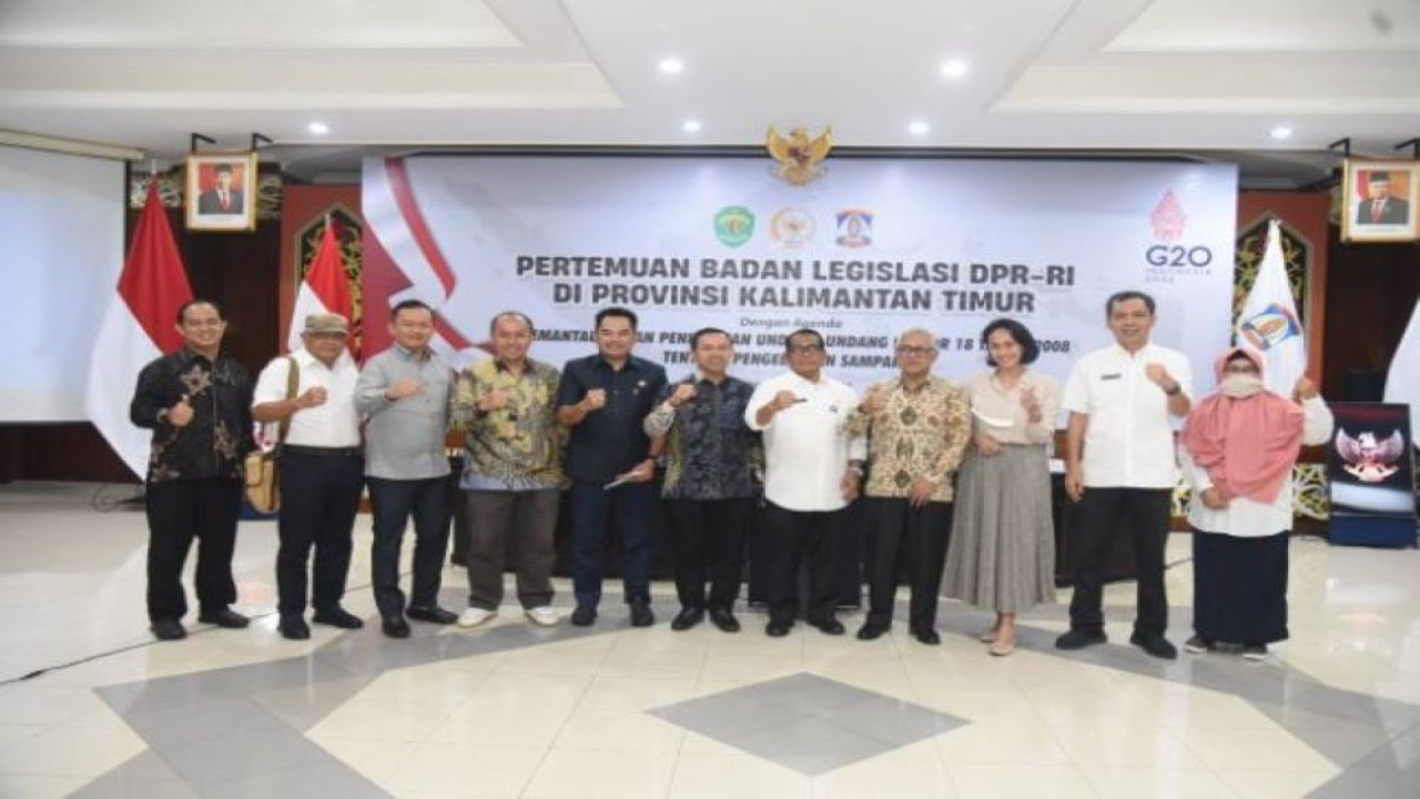 Wakil Ketua Badan Legislasi (Baleg) DPR RI Abdul Wahid saat foto bersama usai pertemuan dengan Walikota Balikpapan serta jajaran forum komunikasi pimpinan daerah di Kalimantan Timur (Kaltim). (Arief/nvl)