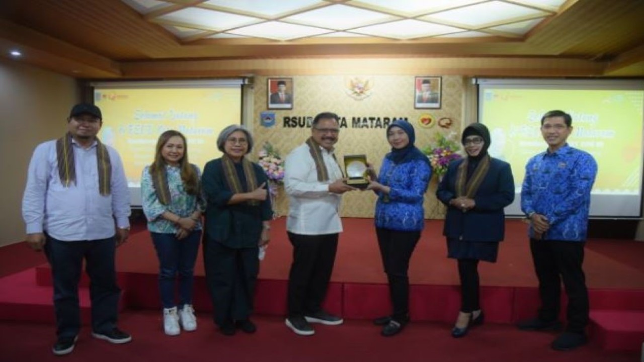 Ketua BURT DPR RI Agung Budi Santoso berfoto bersama Direktur RSUD Kota Mataram Eka Nurhayati didampingi Anggota BURT DPR RI usai melakukan pertemuan dengan Direktur RSUD Kota Mataram Eka Nurhayati,beserta jajaran, di Ruangan Pertemuan Rumah Sakit Umum Daerah (RSUD) Kota Mataram, NTB, Jumat (28/10/2022). (Runi/nvl)