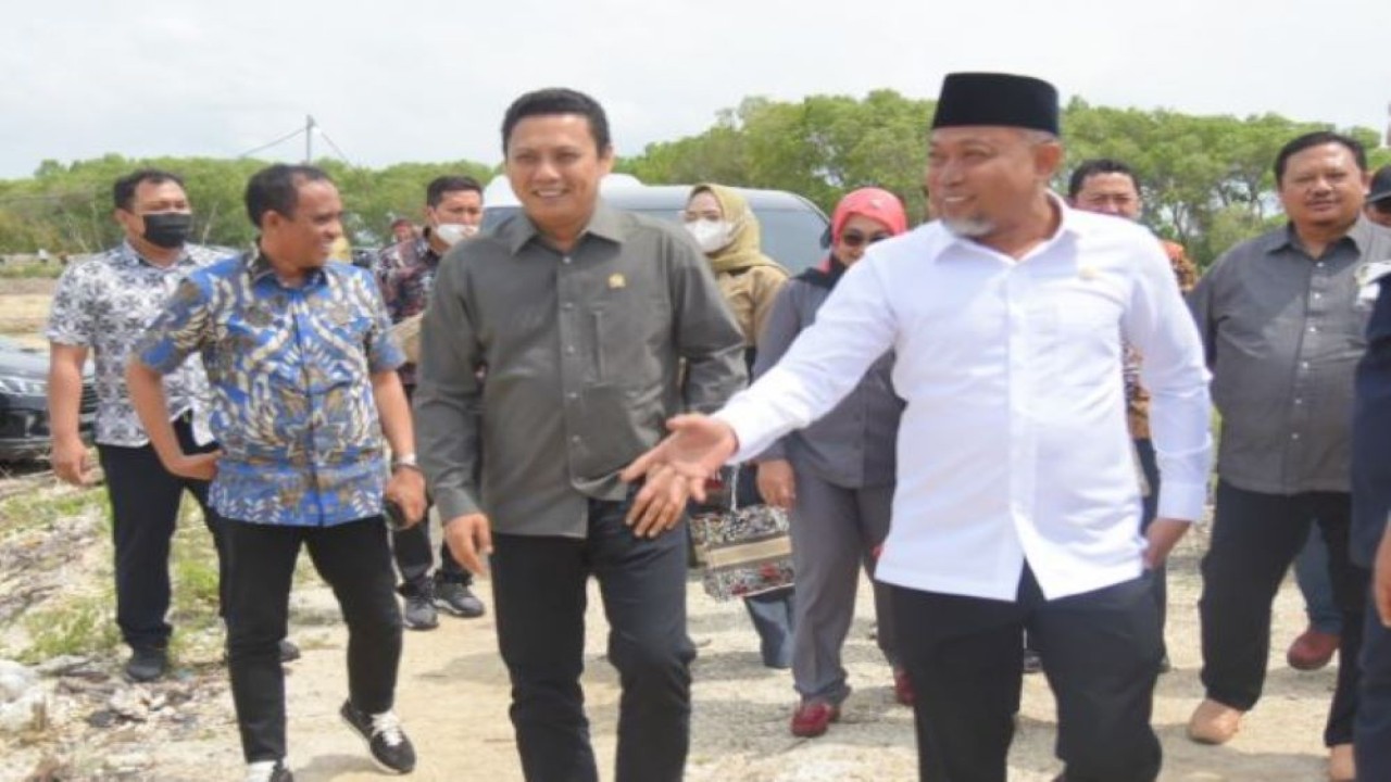 Tim Kunjungan Kerja Komisi V DPR RI saat melakukan peninjauan ke Pelabuhan Tanjung Bulupandan, Bangkalan, Jawa Timur, Senin (24/10/2022). (Nadya/nvl)