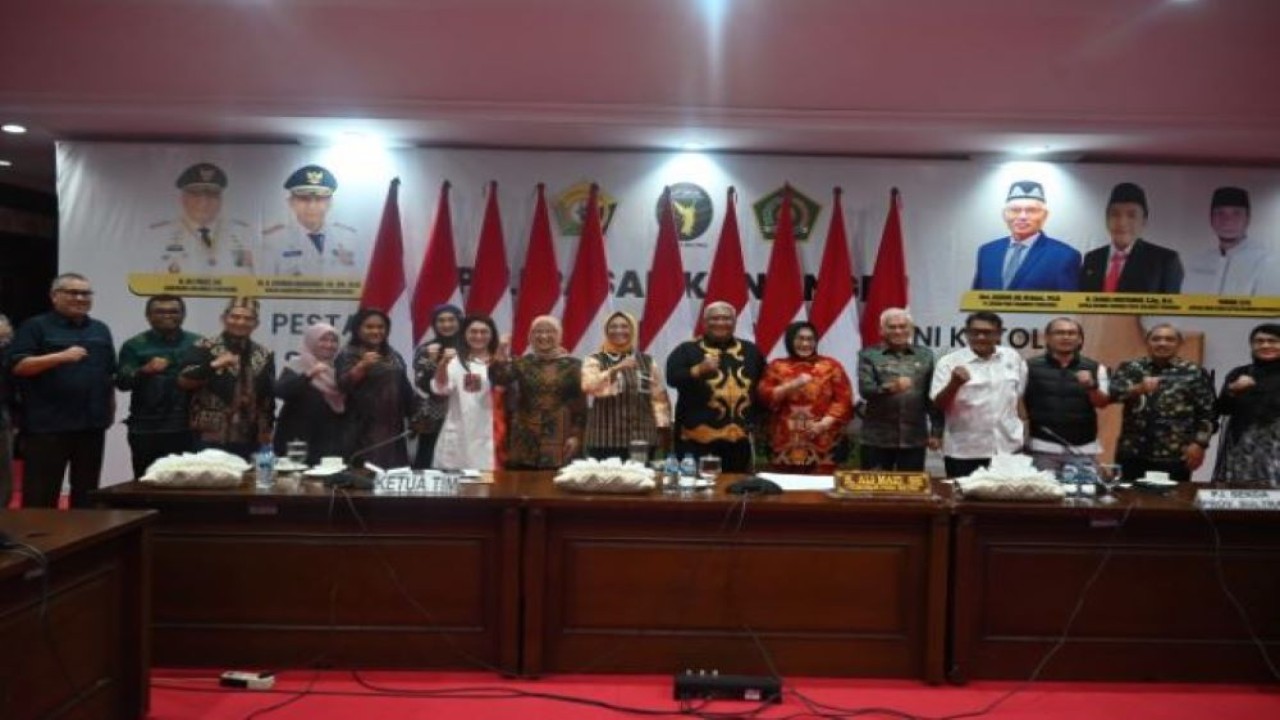 Anggota Komisi X DPR RI Andi Muawiyah Ramly saat foto bersama usai mengikuti pertemuan kunjungan kerja Komisi X di Kendari, Sultra. (Shane/nvl)