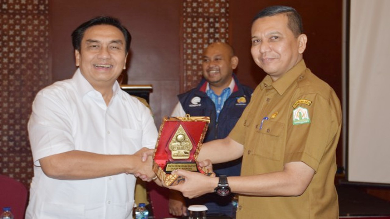 Anggota Komisi I DPR RI Effendi Simbolon saat bertukar cenderamata usai Kunjungan Kerja Komisi I DPR RI di Aceh, Senin (10/10/2022). Foto: Wilga/nvl