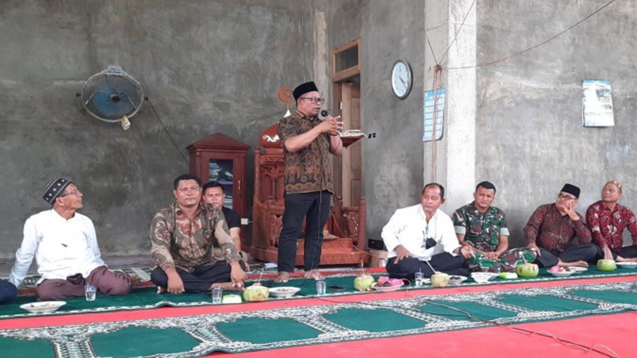 Anggota Komisi VI DPR RI Rafli saat berinteraksi sekaligus berdialog dengan warga Desa Pasi Merapat, Kecamatan Kluet Selatan, Kabupaten Aceh Selatan, Aceh. Foto: Ist/nvl