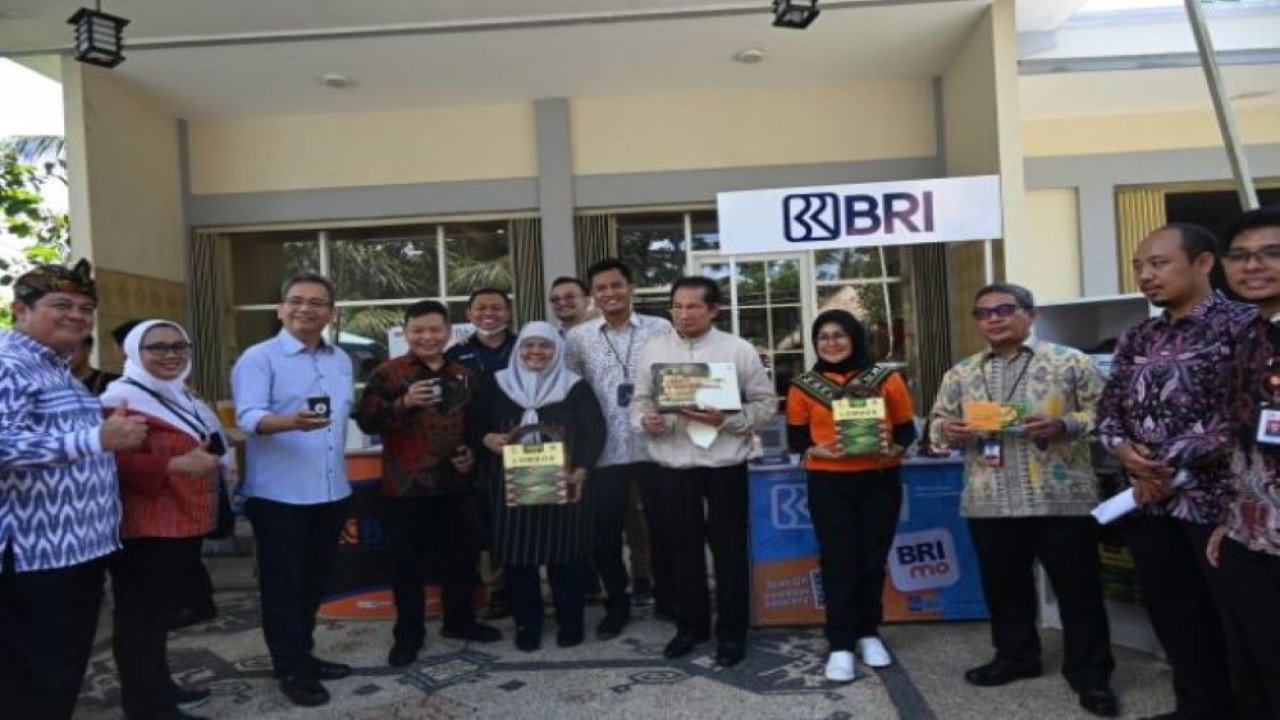 Anggota Komisi XI DPR RI Wartiah saat foto bersama usai menghadiri pertemuan dengan para pelaku UMKM di Desa Sukarara, Lombok Tengah, Nusa Tenggara Barat. (Mentari/nvl)