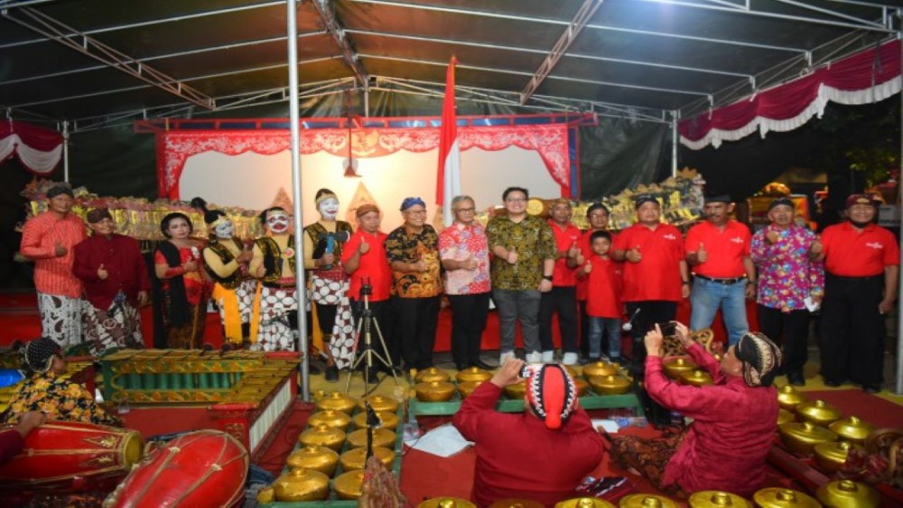 Wakil Ketua Komisi VI DPR Aria Bima foto bersama saat menghadiri Pentas Seni dan Pelantikan pengurus Padepokan Budaya Mbangun Karso di Kabupaten Tangerang, Banten, Sabtu (29/10/2022). (Jaka/Man)