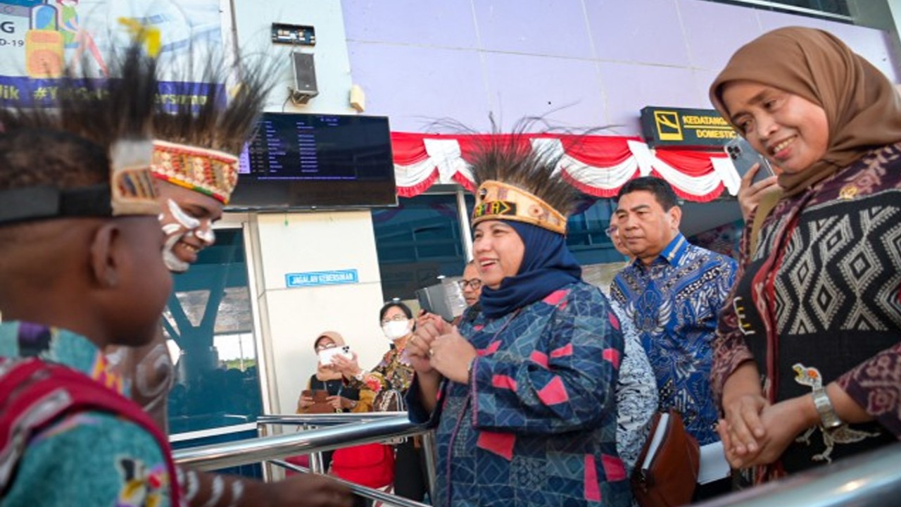 Wakil Ketua Komisi VIII DPR RI Diah Pitaloka saat tiba di bandara dalam rangkaian Kunjungan Kerja Reses Komisi VIII DPR RI di Kota Sorong, Papua Barat, Senin (8/10/2022). Foto: Ridwan/nvl