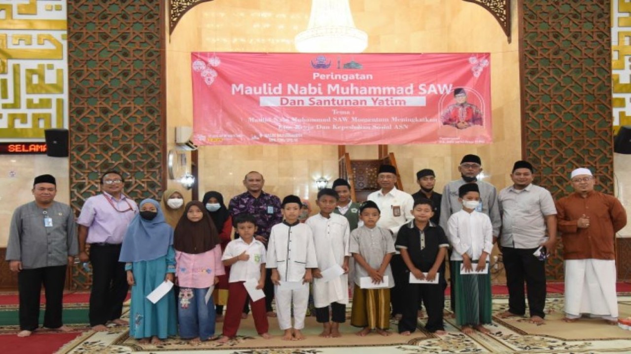 Ketua Korps Pegawai Negeri (Korpri) Sekretariat Jenderal (Setjen) DPR RI Djaka Dwi Winarko foto besama usai peringatan Maulid Nabi Muhammad SAW di Masjid Baiturrahman, DPR RI, Senayan, Jakarta, Selasa (18/9/2022). (Devi/Man)