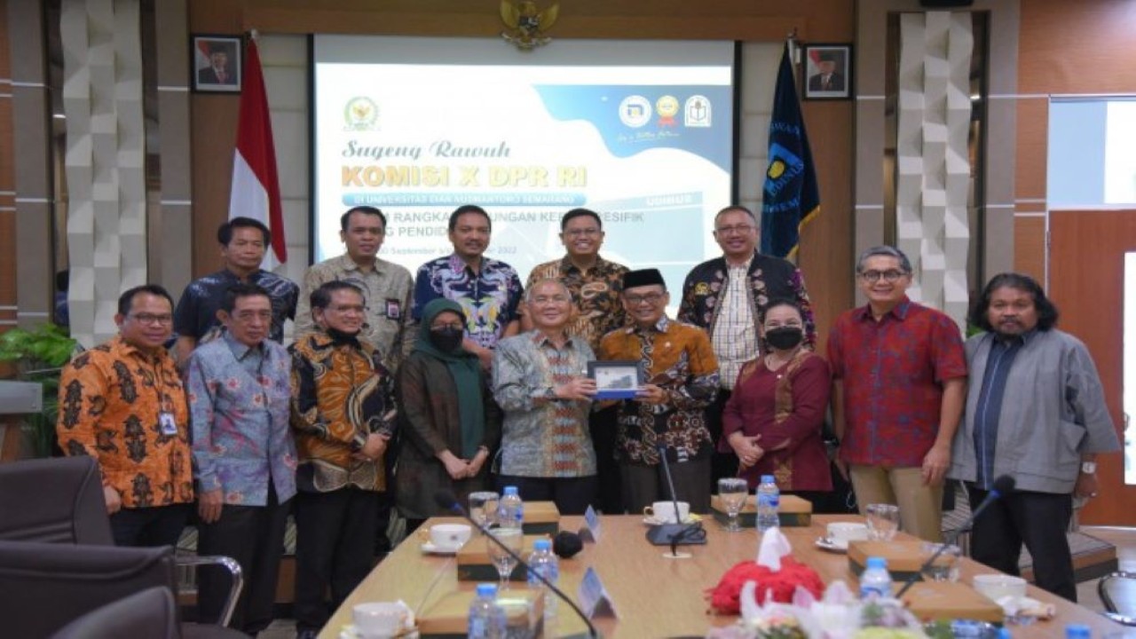 Wakil Ketua Komisi X DPR RI Abdul Fikri Faqih saat foto bersama usai kunjungan ke Universitas Dian Nuswantoro Semarang (UDINUS), Jumat (30/9/2022). (Singgih/nvl)