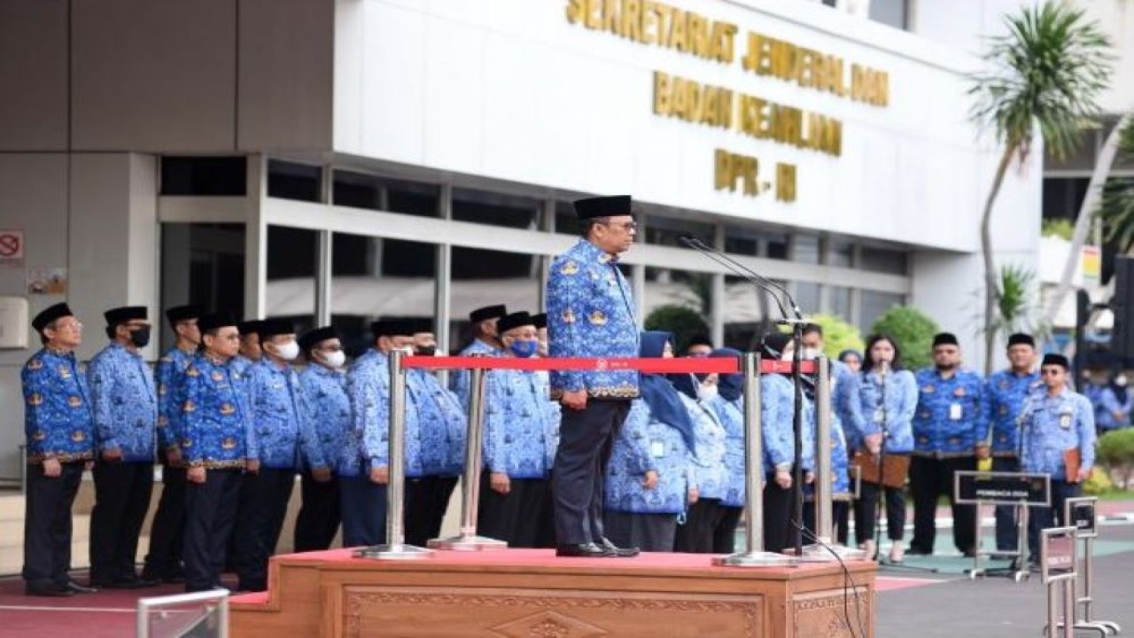 Sekretariat Jenderal MPR RI dan DPR RI menyelenggarakan upacara bendera memperingati Hari Kesaktian Pancasila di Gedung Sekretariat Jenderal DPR RI, Senin (3/10/2022). (Devi/nvl)