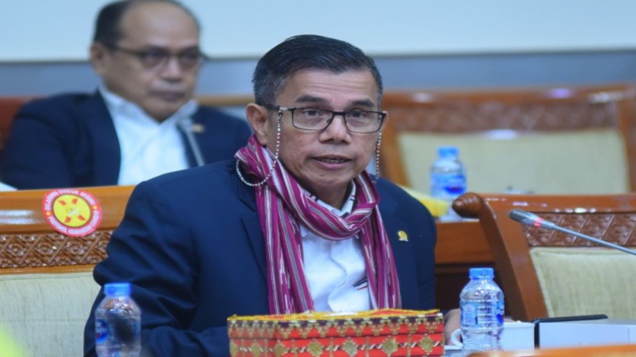 Anggota Komisi III DPR RI Hinca Pandjaitan saat menghadiri RDP antara Komisi III DPR RI dengan Tim Pemerintah terkait penjelasan pemerintah atas hasil sosialisasi RUU KUHP di Ruang Rapat Komisi III, Gedung Nusantara II DPR RI, Senayan, Jakarta, Senin (3/10/2022). (Jaka/Man)