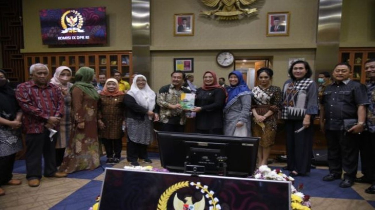 Wakil Ketua Komisi IX DPR RI Nihayatul Wafiroh saat berfoto bersama usai menerima kunjungan Komisi E DPRD Provinsi Jawa Timur di Gedung Nusantara I, Senayan, Jakarta, Senin (3/10/2022). (Munchen/nvl)