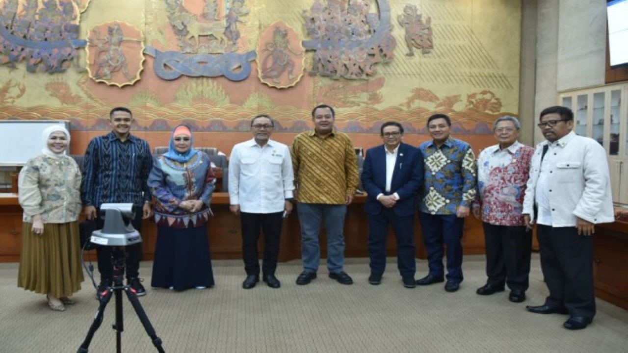 Wakil Ketua Komisi VI DPR RI Mohamad Hekal saat berfoto bersama usai Rapat Kerja Komisi VI DPR RI dengan Menteri Perdagangan Zulkifli Hasan di Gedung Nusantara I, Senayan, Jakarta, Senin (4/10/2022). (Oji/nvl)