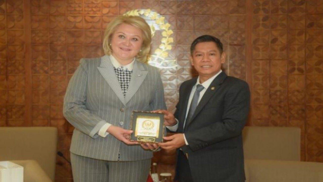 Ketua GKSB DPR RI-Parlemen Rusia Adies Kadir (kanan) saat bertukar cenderamata usai menggelar pertemuan bilateral dengan Chairwoman of the Federation Council of the Russian Federation Valentina Matviyenko. (Runi/nvl)