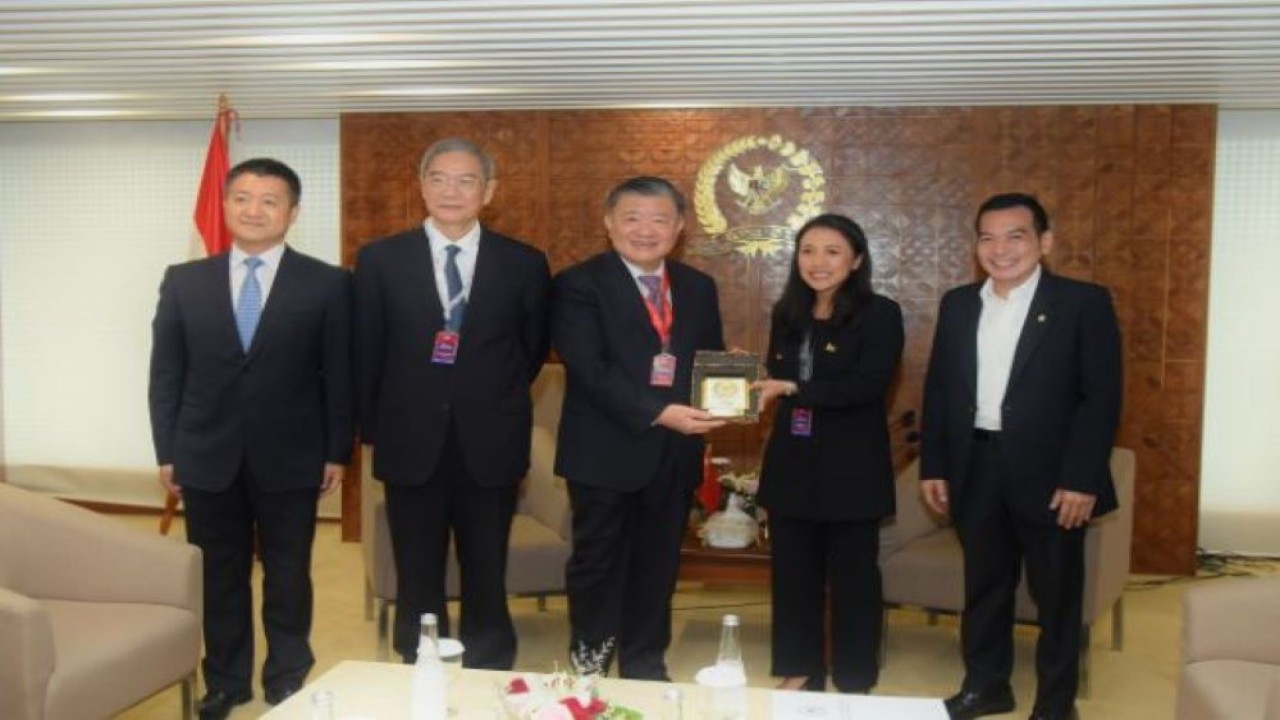 Anggota BKSAP DPR RI Puteri Anetta Komarudin saat bertukar cenderamata usai bertemu dengan Vice Chairman of the Standing Committee of the National People's Congress China Chen Zhu. (Runi/nvl)