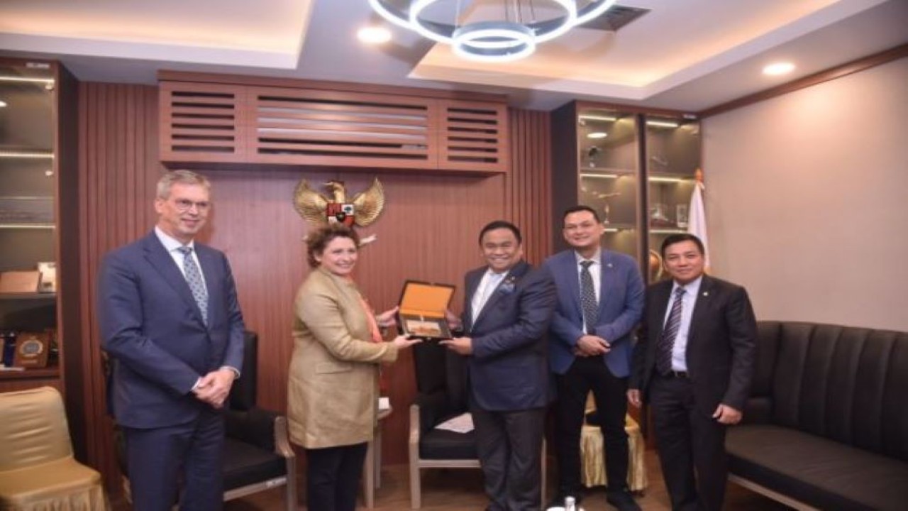 Wakil Ketua DPR RI Rachmat Gobel saat bertukar cenderamata usai pertemuan bilateral dengan Vice President of European Parliament Nicola Getrund Ruth Beer. (Azka/nvl)